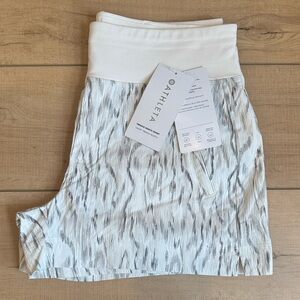 Athleta Women's Trekkie North Short NWT size 8